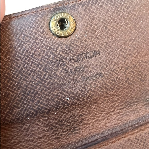 Louis Vuitton 4 Key Holder, Pre- Loved. Good condition! - Picture 9 of 10